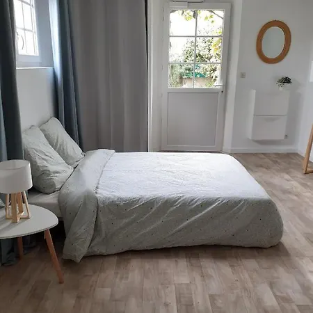 Superbe Grand Studio Tout Confort Avec Exterieur Poussan Exterior photo